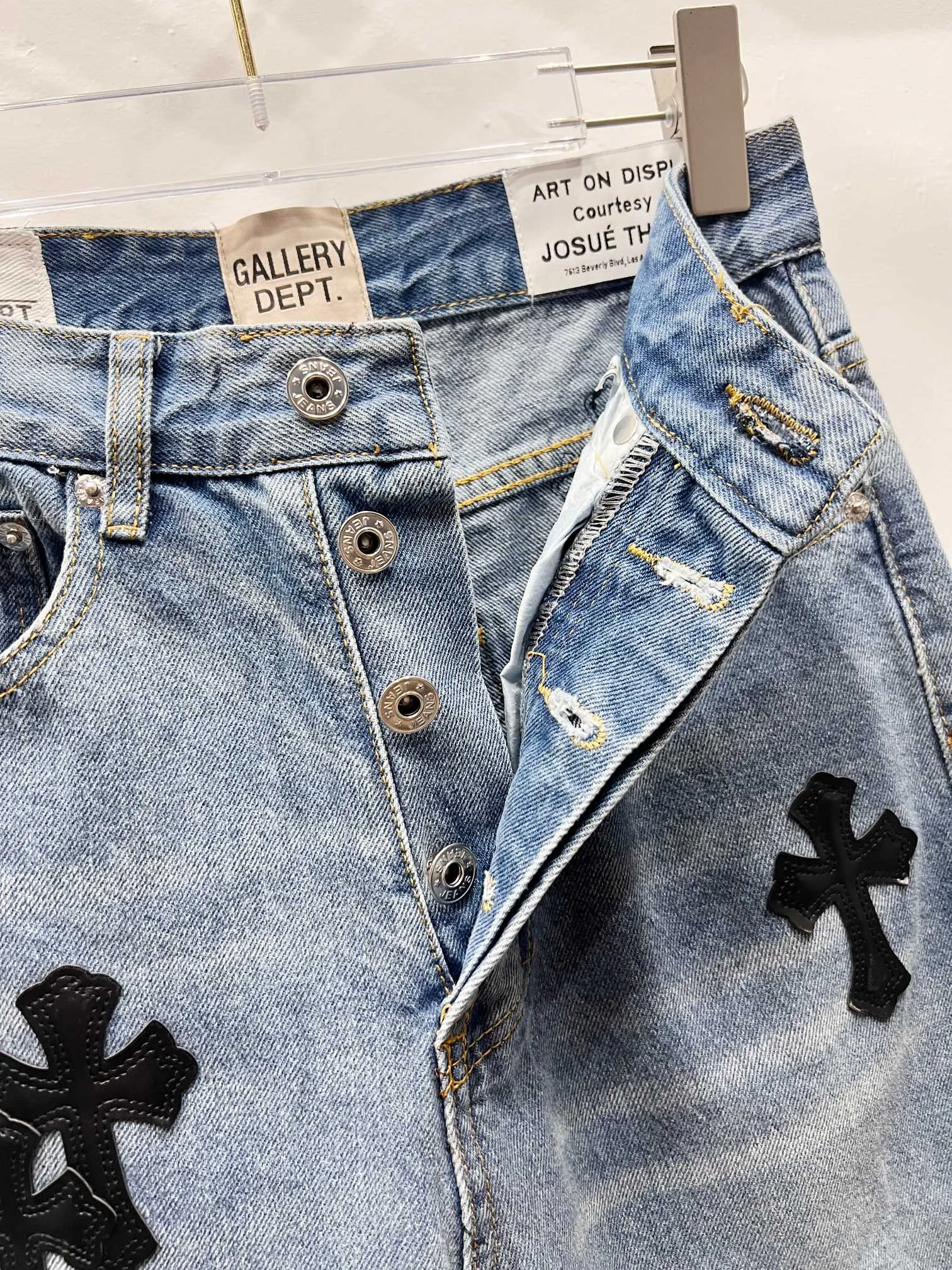 P260 Style number: (A003) GALLERY DEPT. Co-branded 2025 new black cross-leather splicing couple's style loose washed flared jeans 🔥High version🔥High version🔥 Top ceiling quality Styles with different washed textures are very friendly to people with thin legs and thick legs. The slightly flared version is very flattering. Moderate length that never goes out of style, easy to match with casually, basic styling for various styles, a must-have in the wardrobe! The fabric is stiff but also makes the upper body soft without losing texture. The washing process is even more perfect. It is a must-have item for everyone! ! ! Washed wheat, tag, pants label, three complete labels Color: washed black, washed blue Size: 28, 30, 32, 34 (four sizes)